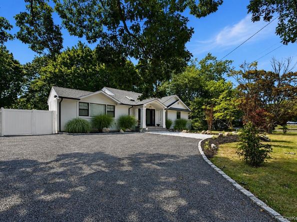 566 Locust Avenue, Oakdale NY 11769