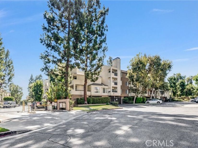 5500 Owensmouth Ave 122, Woodland Hills (los Angeles) CA 91367