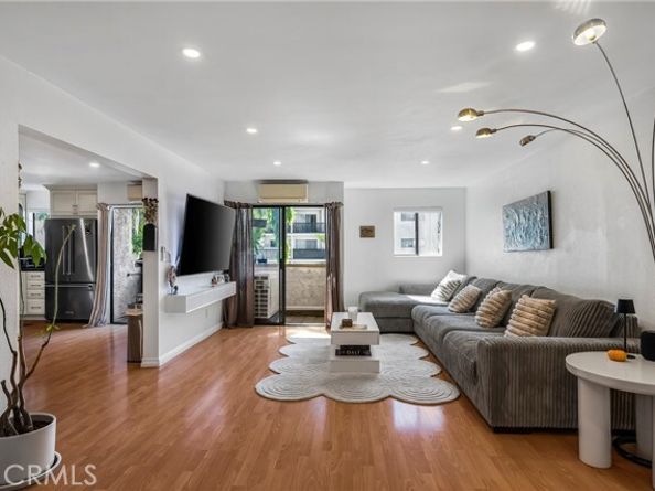 18530 Hatteras Street 213, Tarzana (los Angeles) CA 91356