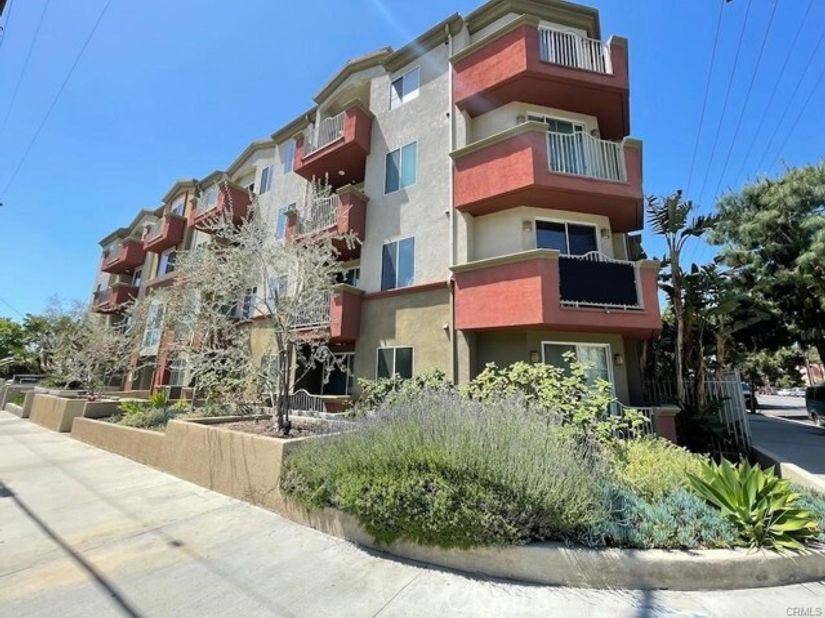 7551 Jordan Avenue 301, Canoga Park (los Angeles) CA 91303
