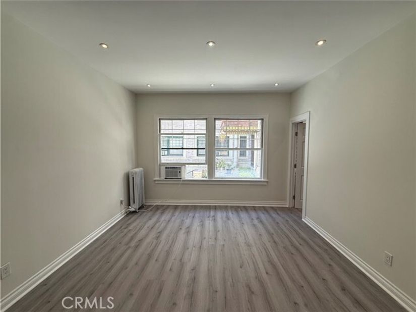 2121 James M Wood 110, Los Angeles CA 90006