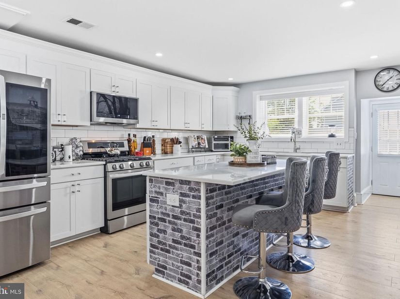 902 W Park Square, Prospect Park PA 19076