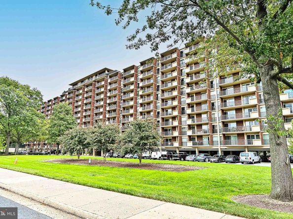 1300 Army Navy Drive 117, Arlington VA 22202