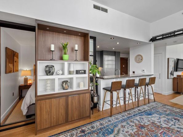 700 W E St 403, San Diego CA 92101