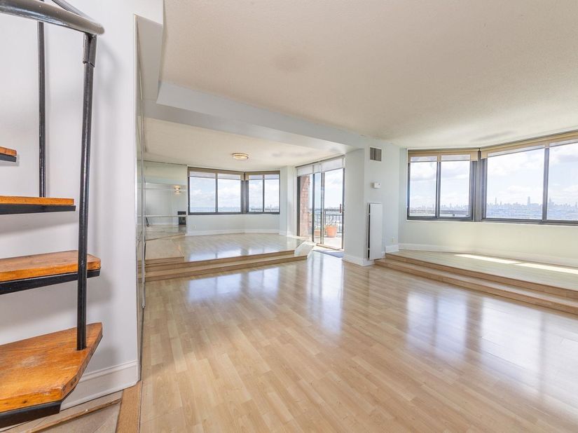 2105 Harmon Cove Tower, Secaucus NJ 07094