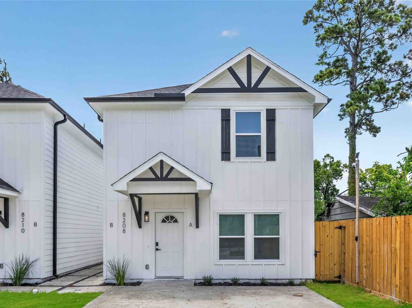 8208 Sterlingshire Street A/B, Houston TX 77078