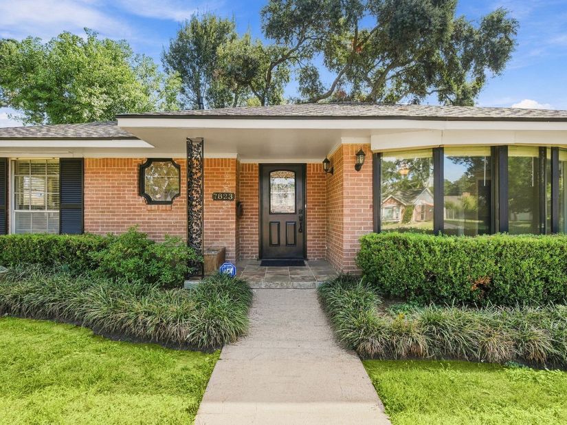 7823 Twin Hills Drive, Houston TX 77071