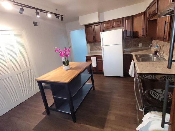 7213 Beechnut Street D, Houston TX 77074