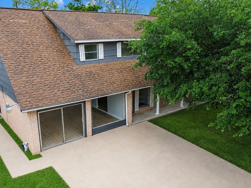 5515 Greylog Drive, Houston TX 77048