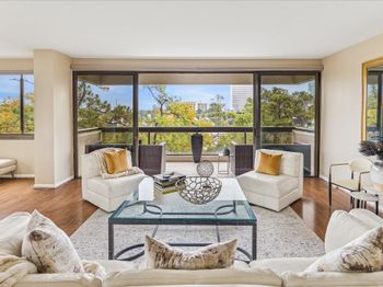 49 Briar Hollow Lane