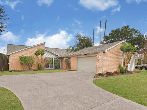 8726 Wildforest Drive, Houston TX 77088