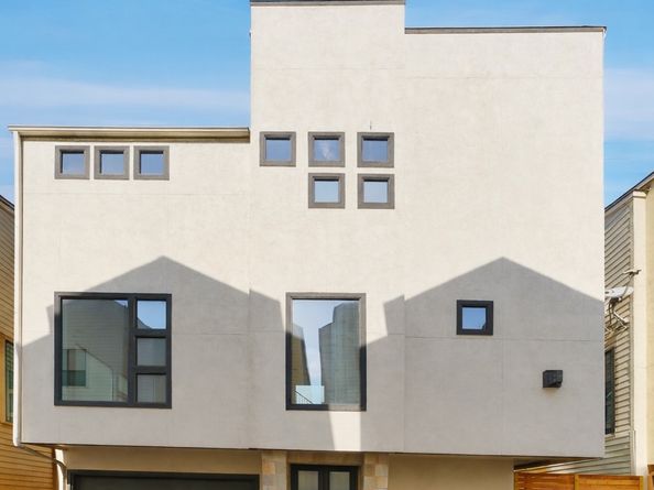 906 Reinerman Street, Houston TX 77007