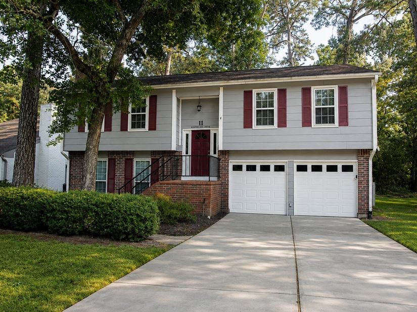 11 Hickory Oak Drive, The Woodlands TX 77381