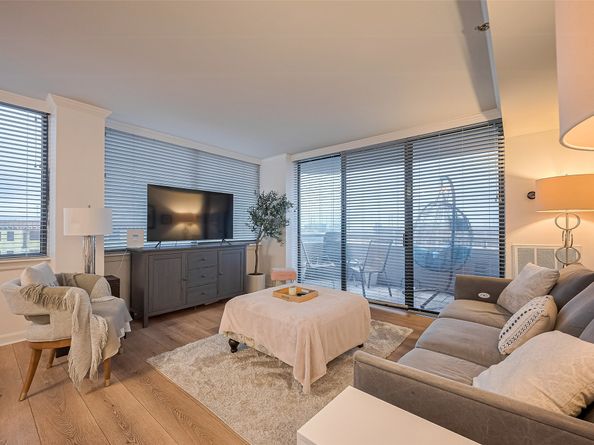 3525 Sage Road 1004, Houston TX 77056