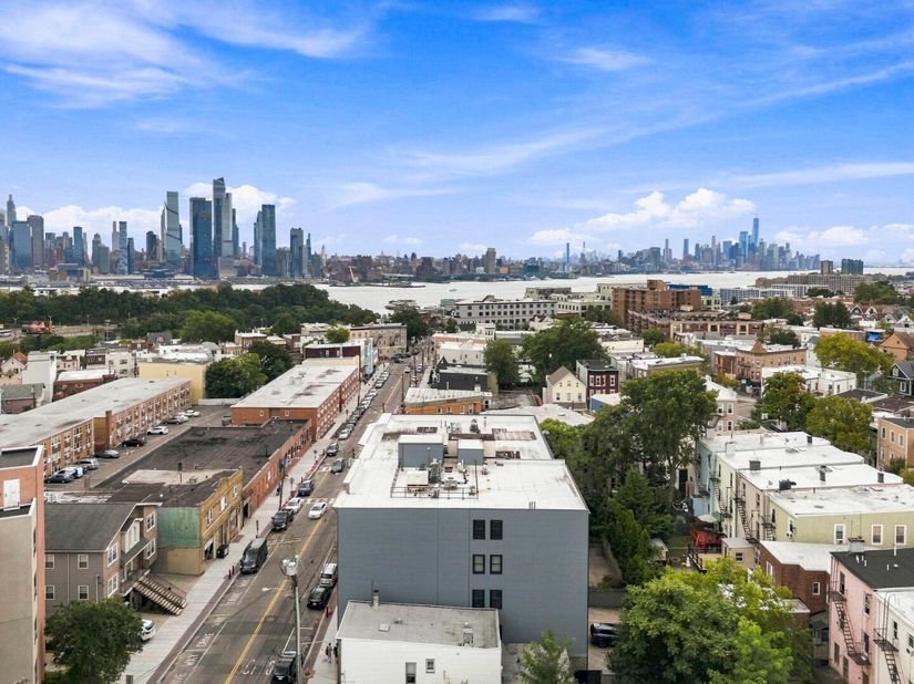 209 Hackensack Plank Rd 3B, Weehawken NJ 07086