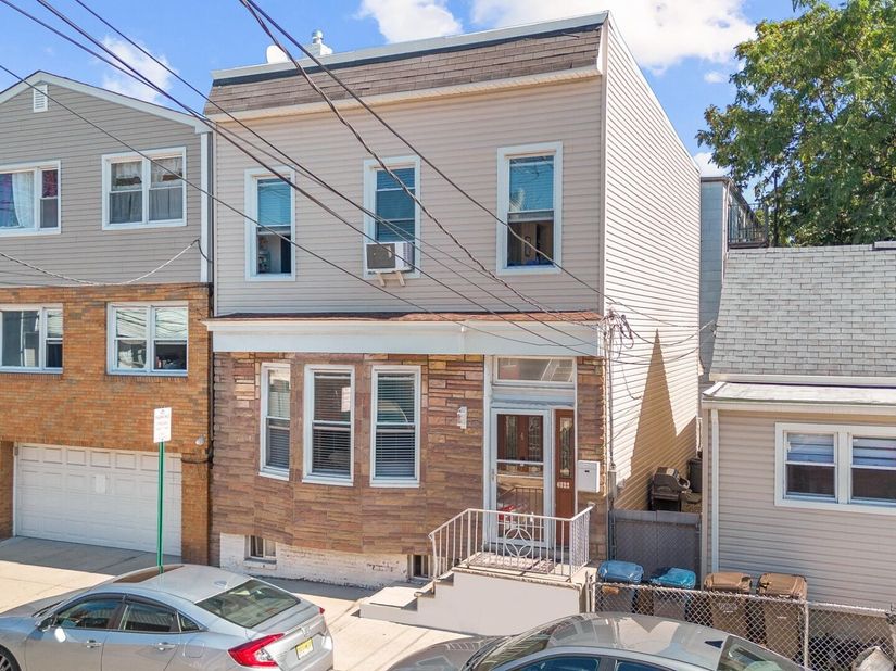 6722 Jackson St, Guttenberg NJ 07093
