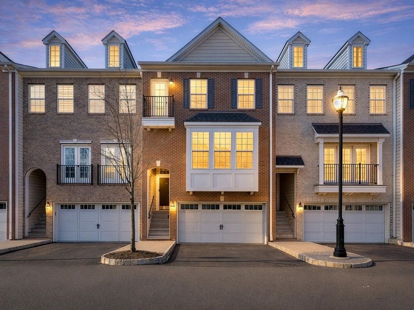 5 Creekside Ct, Secaucus NJ 07094