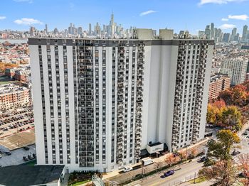 100 Manhattan Ave