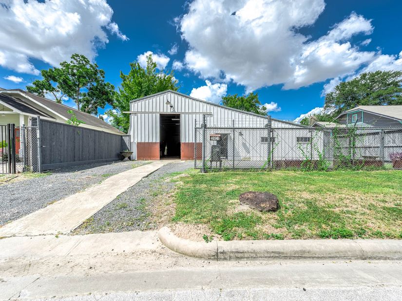 3901 Billingsley Street 1, Houston TX 77009