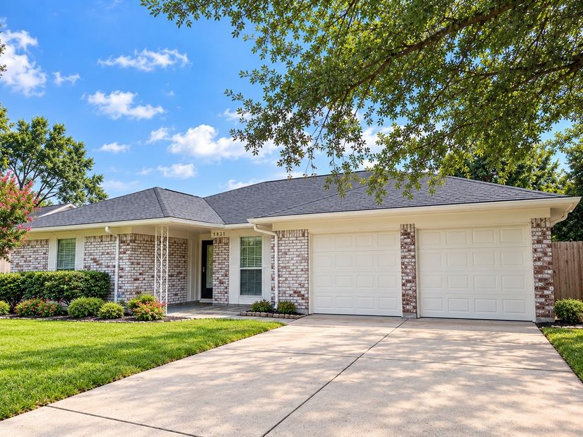 8831 Hendon Ln, Houston TX 77036