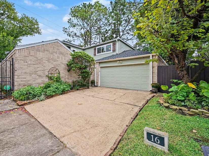 12800 Briar Forest Drive 16, Houston TX 77077