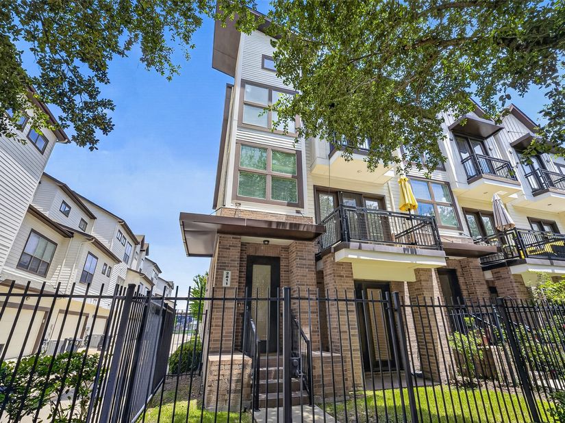 2811 Clay Street, Houston TX 77003