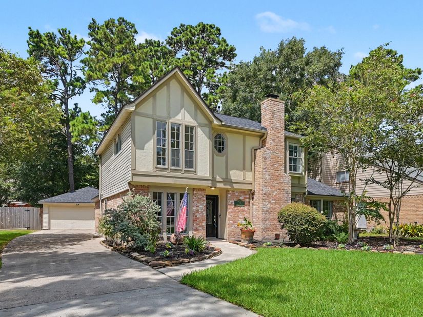 19 Postvine Court, The Woodlands TX 77381
