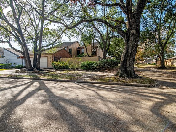 16626 Neumann Drive, Houston TX 77058
