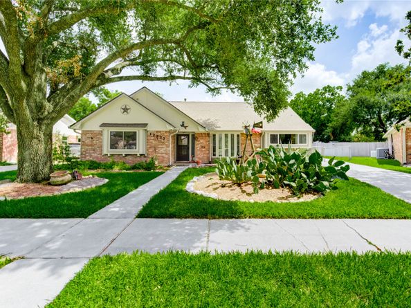 12327 Meadowhollow Drive, Meadows Place TX 77477