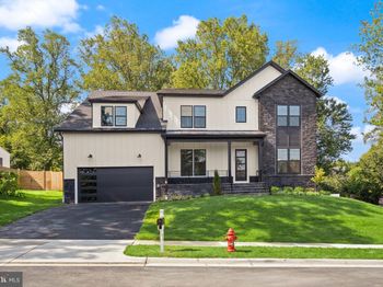 318 Center Street N