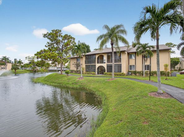 340 Pine Ridge Circle B2, Greenacres FL 33463