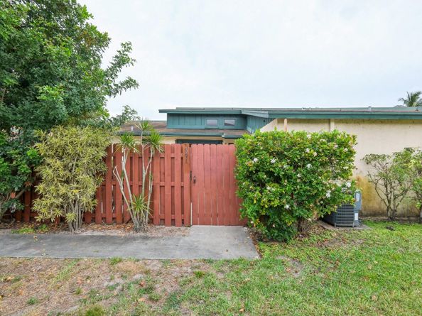 1091 Manor Dr, Palm Springs FL 33461