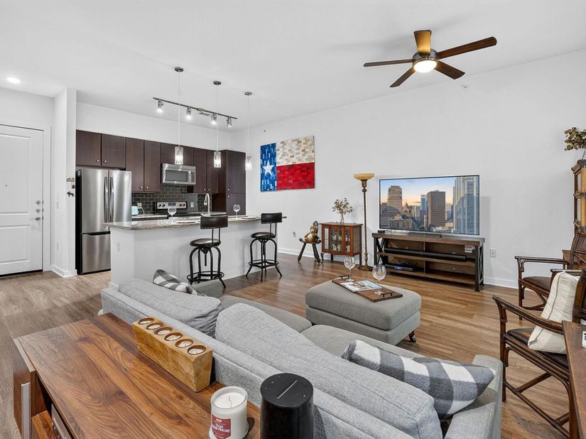 1900 Barton Springs RD 2047, Austin TX 78704