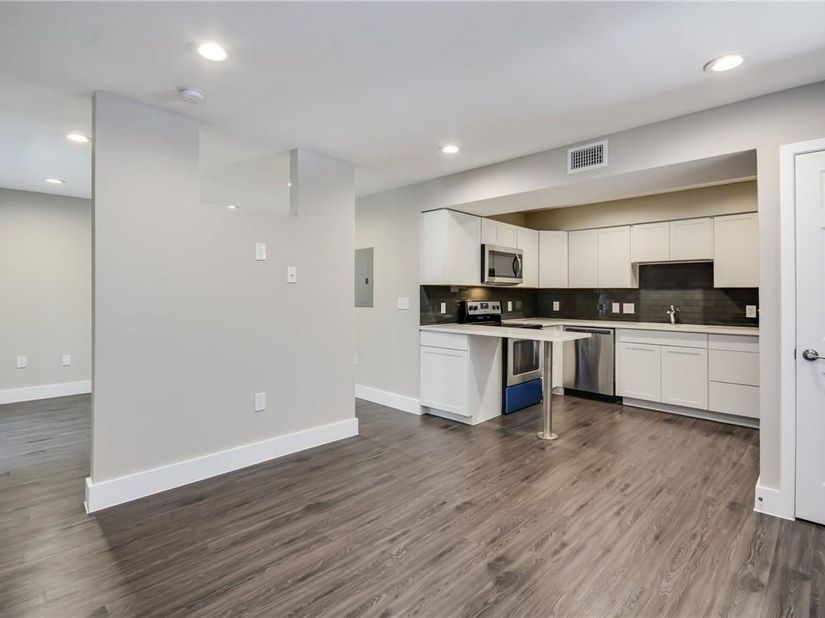 935 La Posada DR 142, Austin TX 78752