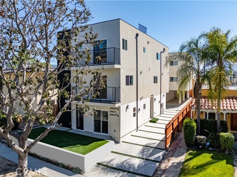 10810 Hesby, Los Angeles CA 91601