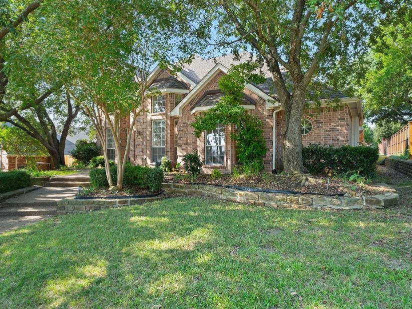 1718  Lake Bluff Drive , Garland Texas 75043