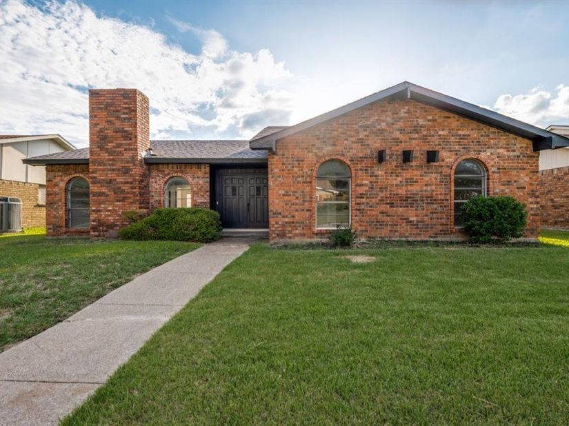 1910  Rambling Ridge Lane , Carrollton Texas 75007