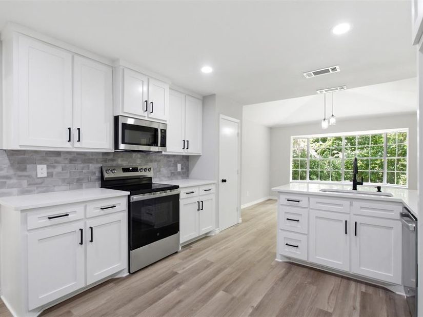 210  Squirebrook Drive , DeSoto Texas 75115