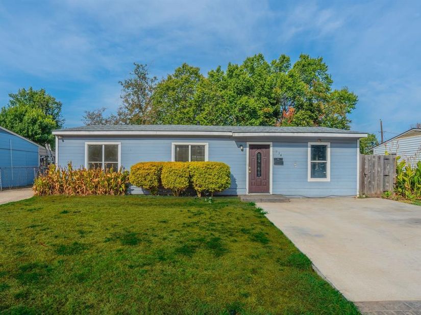 934  Indian Hills Drive , Grand Prairie Texas 75051
