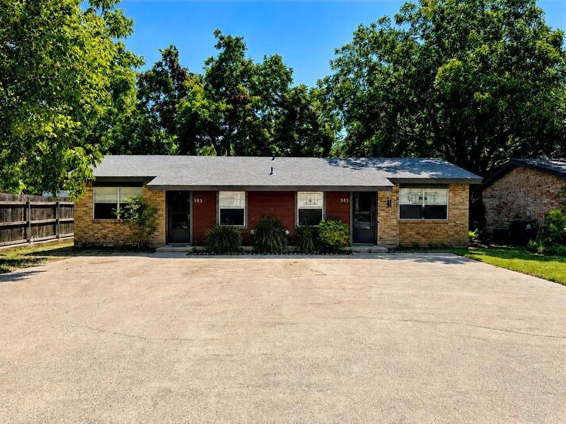 303  Elliott Street , Arlington Texas 76013