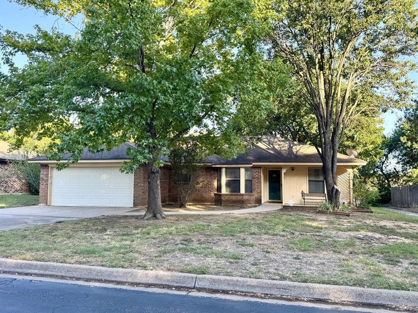 713  Owens Drive , Crowley Texas 76036