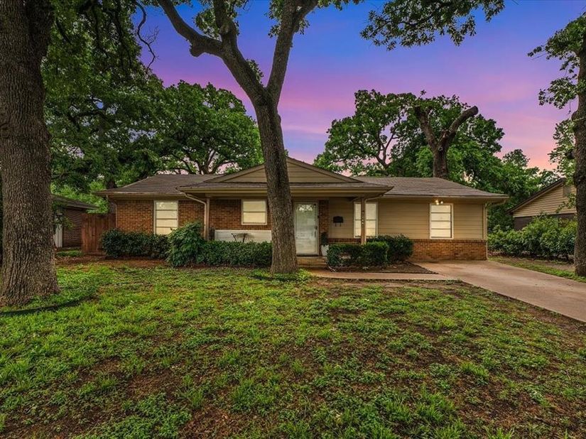 2244  Cambridge Drive , Irving Texas 75061