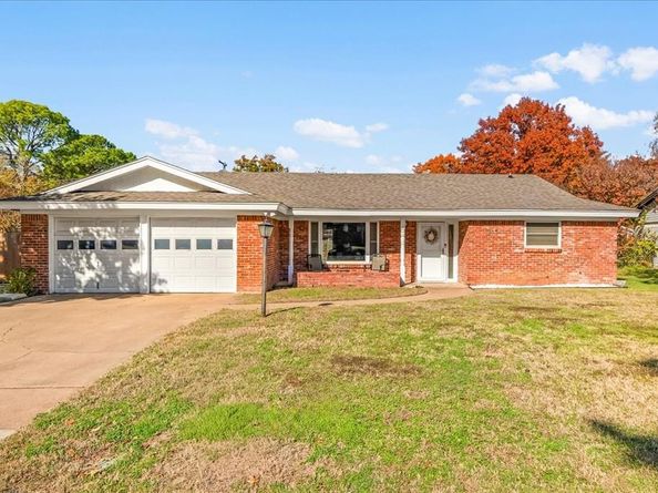 1913  Yucca Trail , Hurst Texas 76054