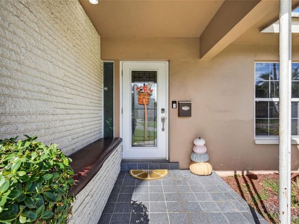 801 Holly Ln, Plantation FL 33317