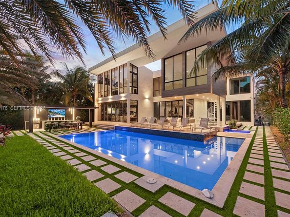 521 Holiday Dr, Hallandale Beach FL 33009