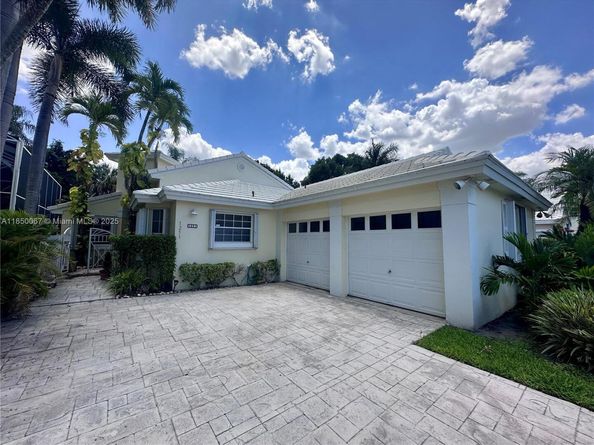 1251 E Wilshire Cir E, Pembroke Pines FL 33027