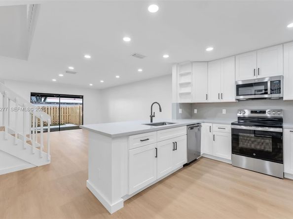 10512 NW 3rd St, Pembroke Pines FL 33026