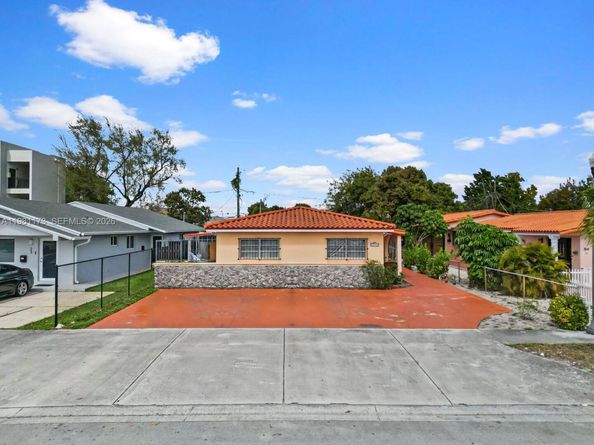 27 E 12th St, Hialeah FL 33010