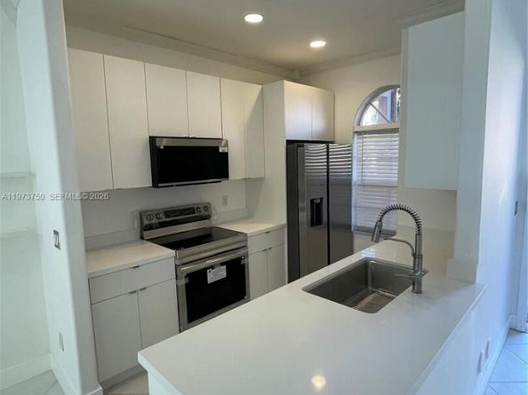 703 NE 195th St 703, Miami FL 33179