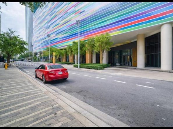 45 SW 9th St 1004, Miami FL 33130